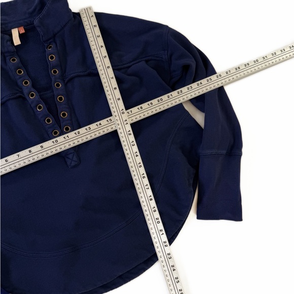 Pilcro Anthropologie Sweatshirt Womens Medium Navy Blue Grommet Pullover Henley - Picture 2 of 7